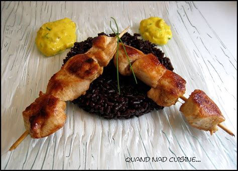 Brochettes de poulet crème safranée et riz noir Quand Nad cuisine