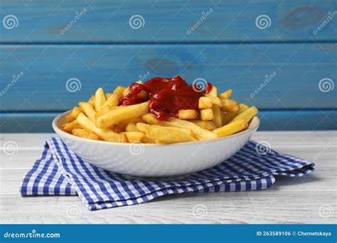 Tigela De Batatas Fritas Saborosas Em Mesa Branca De Madeira Foto De