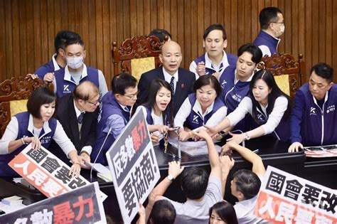 影／立院議場大混戰 韓國瑜改議事規則 改採舉手表決 國會五法闖三讀 要聞 聯合新聞網