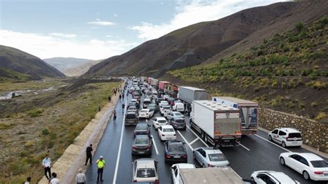 Erzincan Sivas kara yolu heyelan nedeniyle ulaşıma kapatıldı