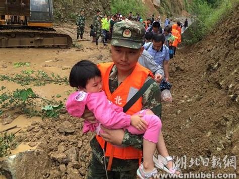 五峰遇暴雨洪災 武警宜昌支隊官兵正在全力搶險救災 每日頭條