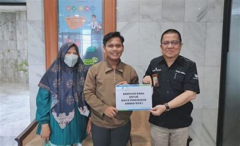 Peduli Pendidikan Upz Bank Kalsel Bantu Biaya Kuliah Ahmad Rifa I