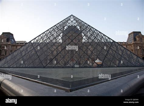 Louvre Museum Entrance Stock Photo - Alamy