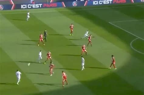 Lionel Messi Produces Crazy Assist To Neymar As Psg Pair Combine To