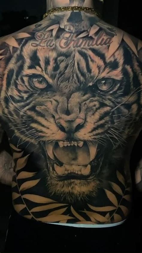 Tiger face back tattoo | Leeuwenkop tatoeages, Tatoeage ideeën, Tatoeages