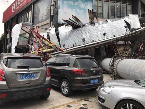 东莞一大型广告牌倒塌直砸东莞银行门口 多部小车遭殃 多图 新浪图片