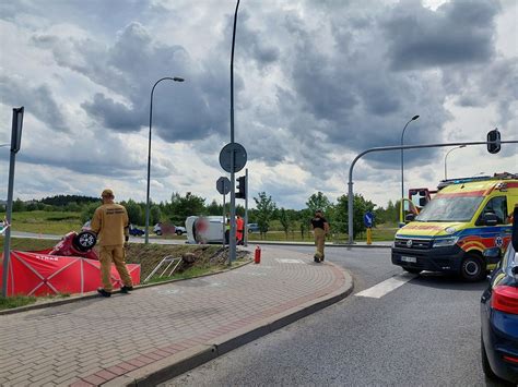 Tragedia W Warmi Sko Mazurskim Samoch D Wpad Do Rowu I Dachowa