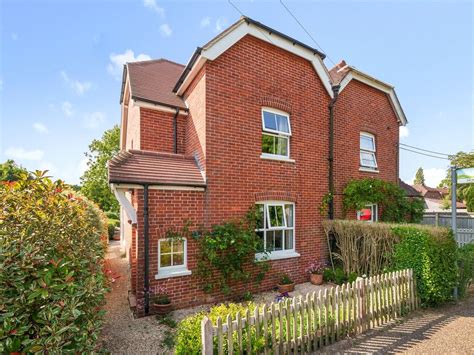 Bed Semi Detached House For Sale In The Chequers Nyewood