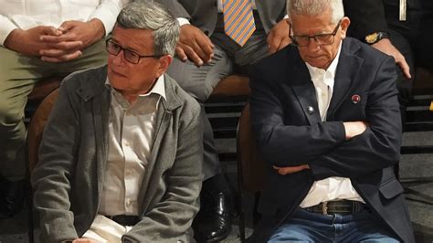 Gustavo Petro firma un decreto que ordena la suspensión de operaciones