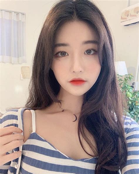 홍민하 멜팅코코☽ On Instagram 고민하다 둘다 올렸눈데 1 2 골라주세요 💙” 美しいアジア人女性