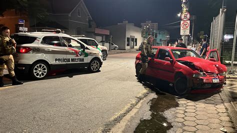 Motorista Embriagado Bate Contra Ve Culo Estacionado Dentro De P Tio