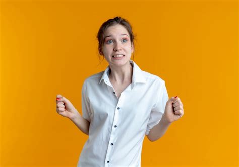 Jeune Fille Russe Blonde Anxieuse Garde Les Poings Isolés Sur L espace Orange Avec Copie Espace