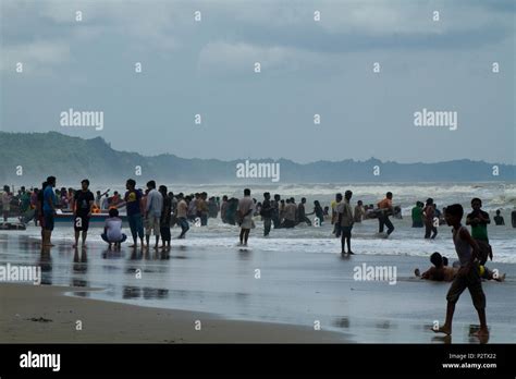 Touristen bei der Cox Bazar Sea Beach dem längsten Strand der Welt