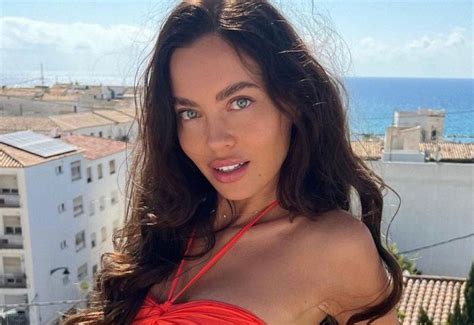 Pozowa A Nad Basenem W O Y A Minimalistyczne Bikini