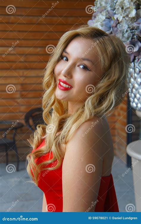 Fille Blonde Magnifique Dans Une Robe Rouge Renversante Image Stock Image Du Chinois Coiffure