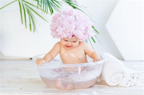 Ni A Feliz Se Lava En Una Palangana Con Espuma Y Agua Foto Premium