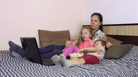 Mam Y Sus Hijos Est N Viendo Graciosas Caricaturas En Una Laptop En La