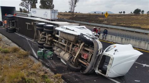 Volcadura de tráiler en la carretera Toluca Querétaro Rotativo de