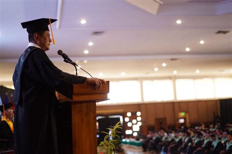 Mewisuda Ribuan Mahasiswa Rektor UIN KHAS Jember Beri Pesan Khusus