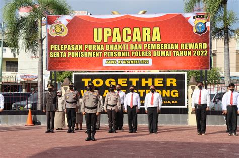 Kapolres Dumai Pimpin Upacara Pelepasan Purna Bhakti Dan Pemberian