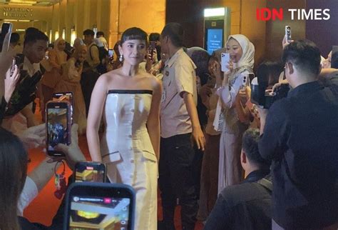 Potret Red Carpet Artis Film Cinta Tak Pernah Tepat Waktu