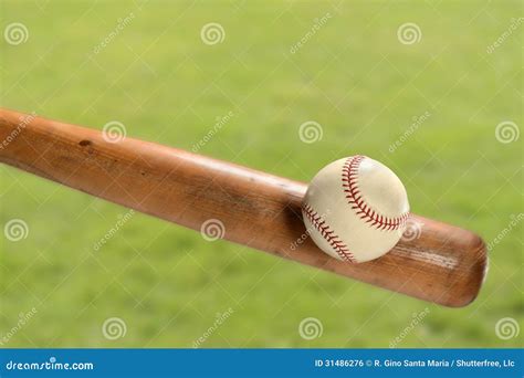 Bate De Béisbol Que Golpea La Bola Foto De Archivo Imagen De Verde