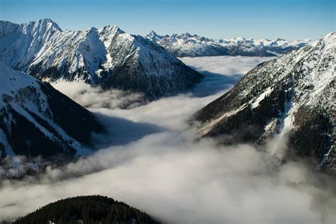 白天有雾的落矶山 千叶网