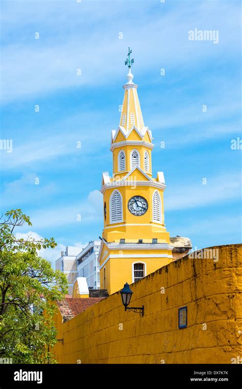 La histórica torre del reloj marca la entrada principal al centro