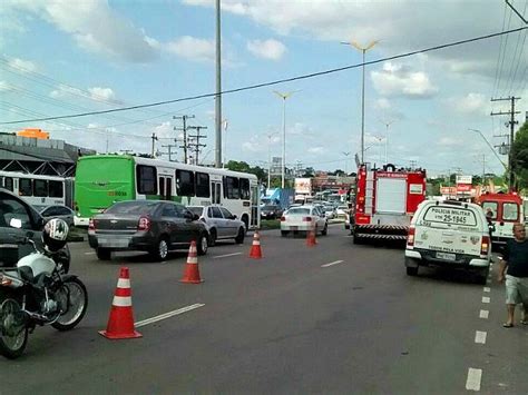 G1 Carro bate em poste e vítima fica presa nas ferragens em avenida