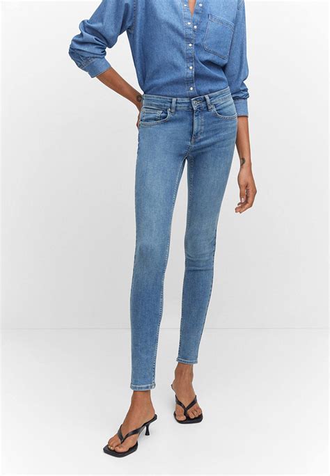Зауженные джинсы женские Mango (Манго) 57004401 купить за 3399 руб.
