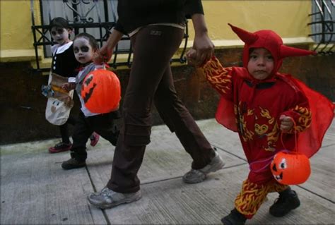 De dónde proviene la tradición de pedir calaverita en México El