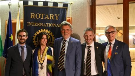 Passaggio Di Consegne Al Rotary Di Alba Gaia Frunzio Riceve La Presidenza