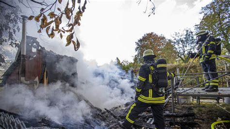 Brennende Gartenhütte sorgt für Feuerwehreinsatz in der Pforzheimer