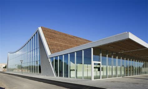 Monconseil Sports Hall / Explorations Architecture | ArchDaily