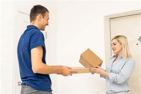 É Preciso Ter Alguém No Endereço Para Receber O Carteiro - Mulher recebendo caixas do carteiro na porta no conceito de entrega em ...