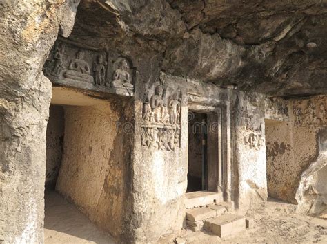 Entrada A La Cueva Una Peque A Cueva Con Un Buddha En Meditaci N Pose