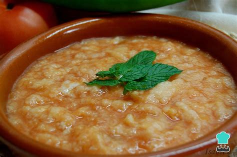 Sopa de tomate casera con pan Fácil