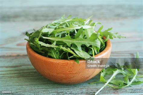 Daun Arugula Segar Dalam Mangkuk Kayu Rucola Di Latar Belakang Lama