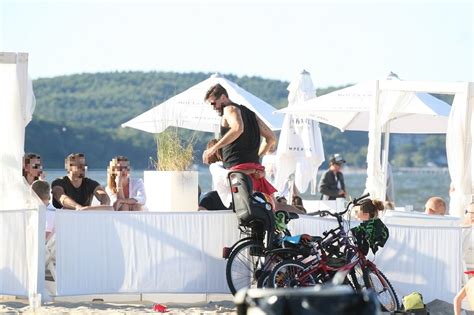 Aleksandra Szwed W Bikini W Towarzystwie Tajemniczego Przystojniaka Tak Sp Dza Wakacje