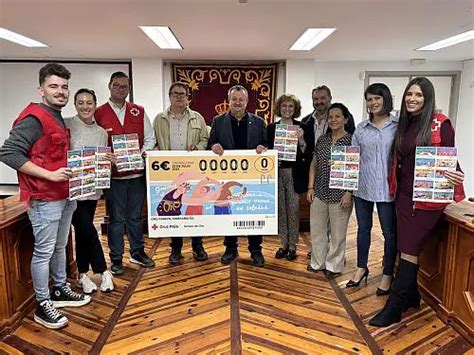 Pulpi Alcalde Y Concejales Con El Boleto Del Sorteo De Oro De Cruz Roja