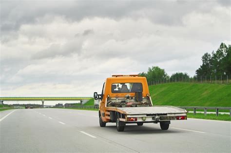 Abschleppwagen Transporter Auf Der Autobahn Pannenhilfe Ein