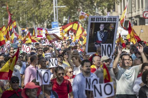 Miles De Personas Se Manifiestan En Barcelona Contra La Amnistía A Los