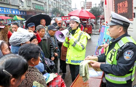 广安交警冒着雨雪去赶场 为山区群众送平安 市州 法治四川新闻客户端 四川法治报