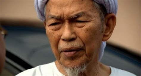 Biodata Penuh Dato Bentara Setia Tuan Guru Haji Nik Abdul Aziz Nik Mat