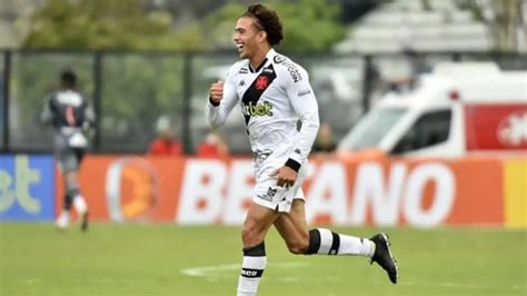 Atacante Do Vasco Vibra Gol Como Profissional Em Vit Ria Sobre O