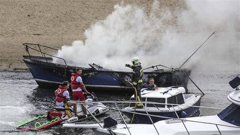 Incendio de un barco en la bahía de San Vicente de la Barquera El