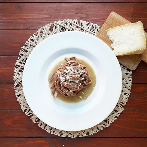 Tagliolini Al Cacao Su Vellutata Di Carciofi Salsiccia Sbriciolata E