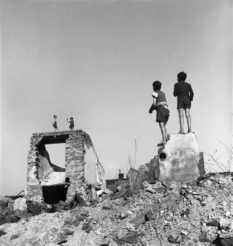 Pieds Nus Dans Les Ruines Le Regard De Chim Sur Les Enfants De La Guerre