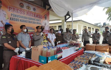 Polres Lotim Musnahkan Barang Bukti Miras Dan Narkoba GledekNews