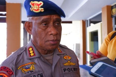 Dansat Brimob Anggota Polisi Asli Papua Harus Lebih Baik Saya Akan